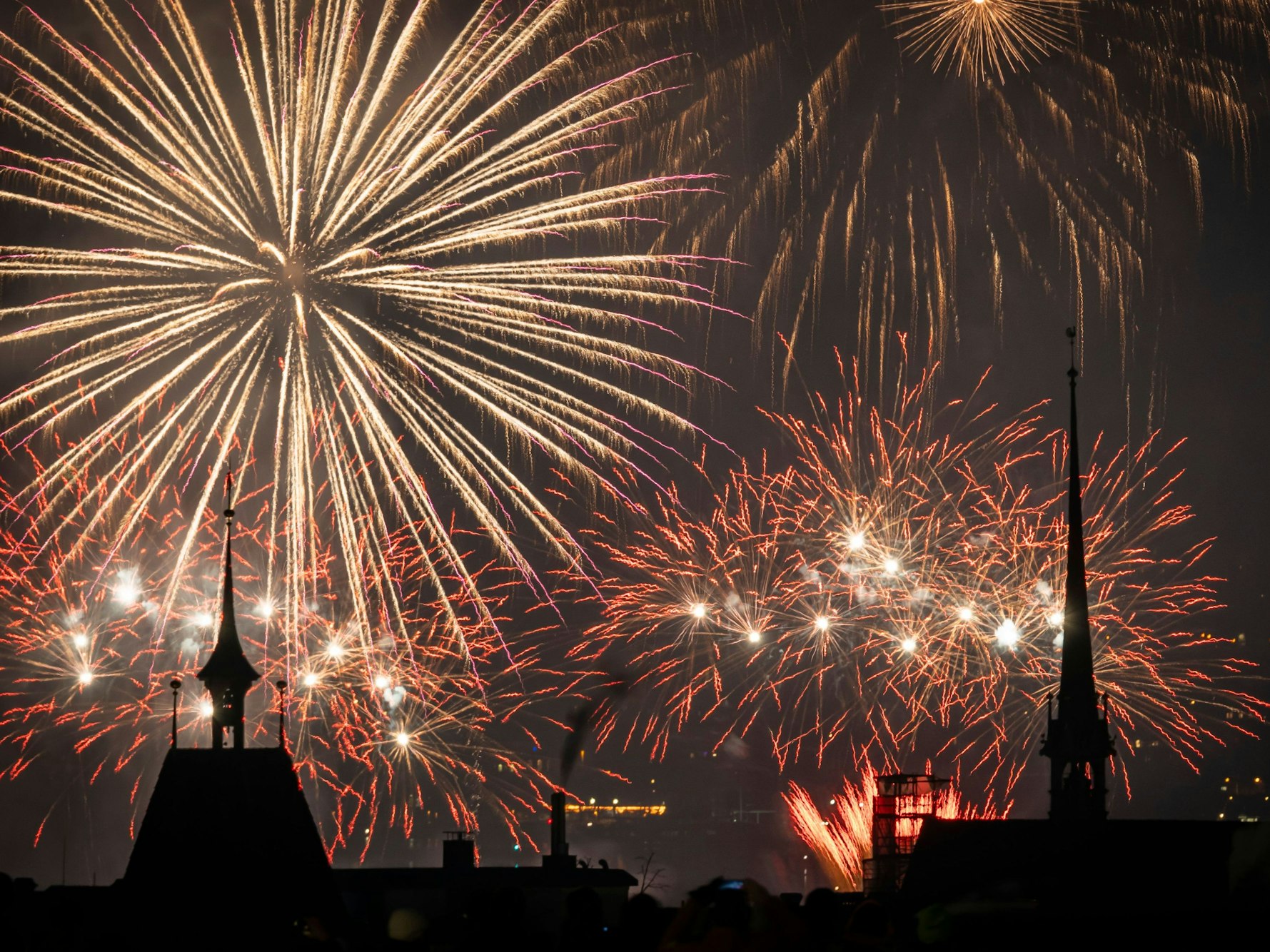 Feuerwerk erhellt den Nachthimmel über Zürich während der Silvesterfeierlichkeiten. In der Schweiz begann das neue Jahr mit einer Tragödie.