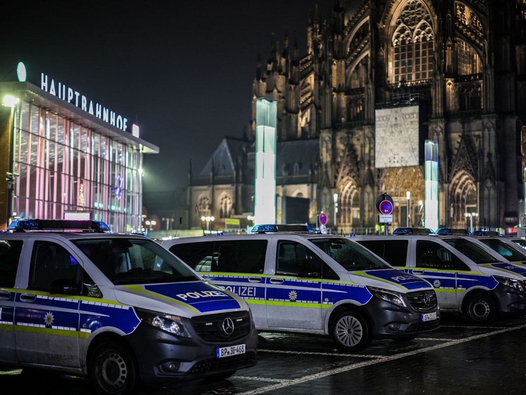 Fahrzeuge der Bundespolizei stehen auf einem Parkplatz am Ausgang des Hauptbahnhofs in der Nähe zum Kölner Dom.