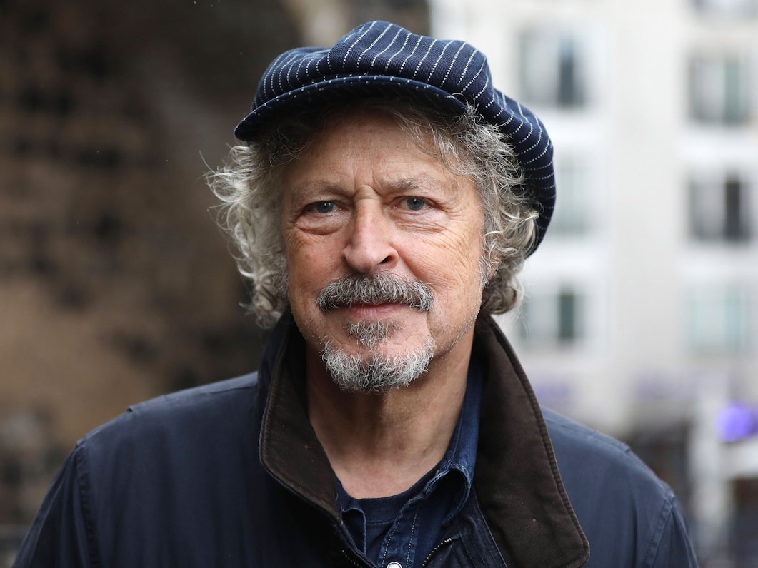 Wolfgang Niedecken steht in der Severinsstraße.