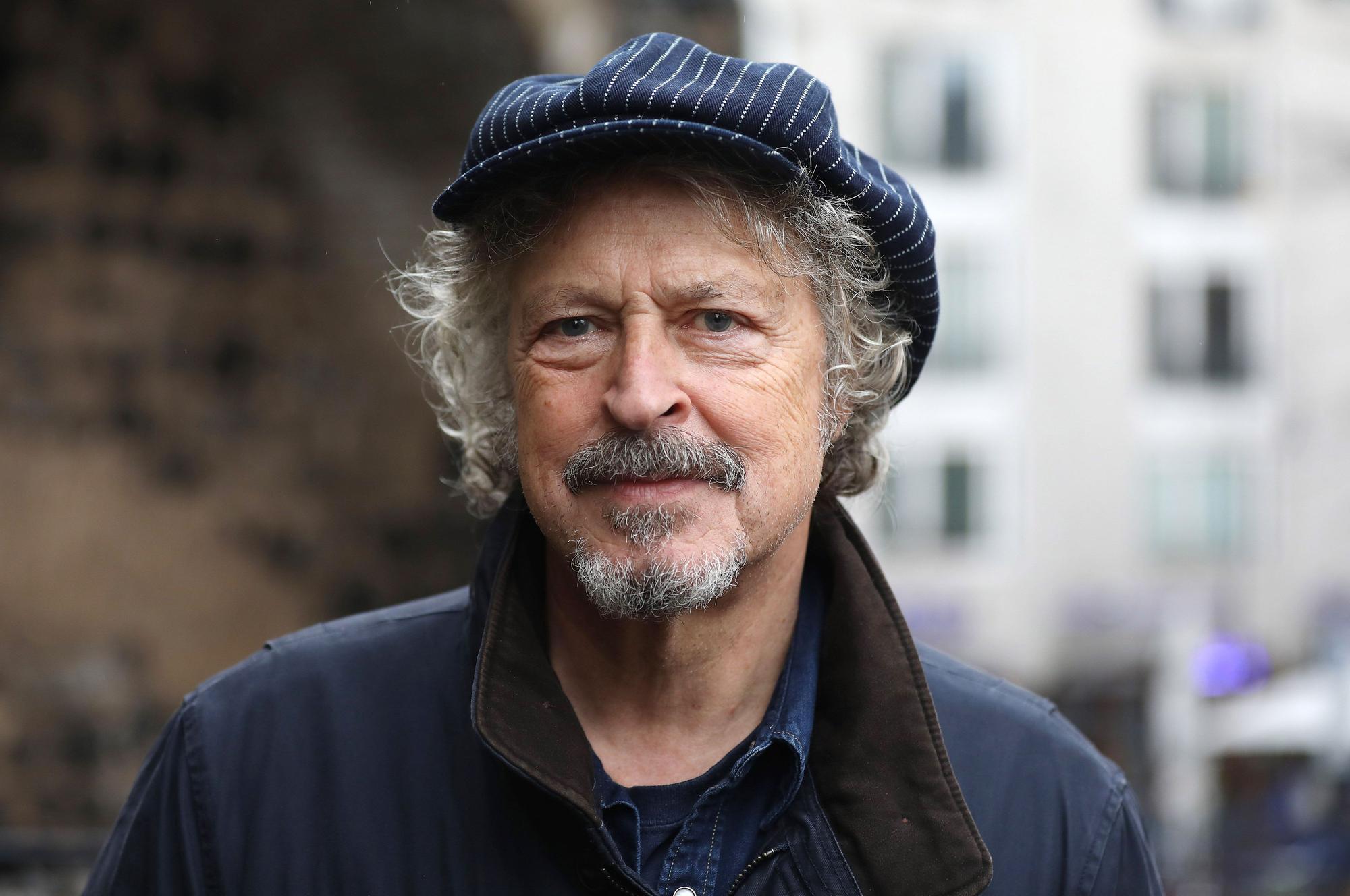 Wolfgang Niedecken steht in der Severinsstraße.