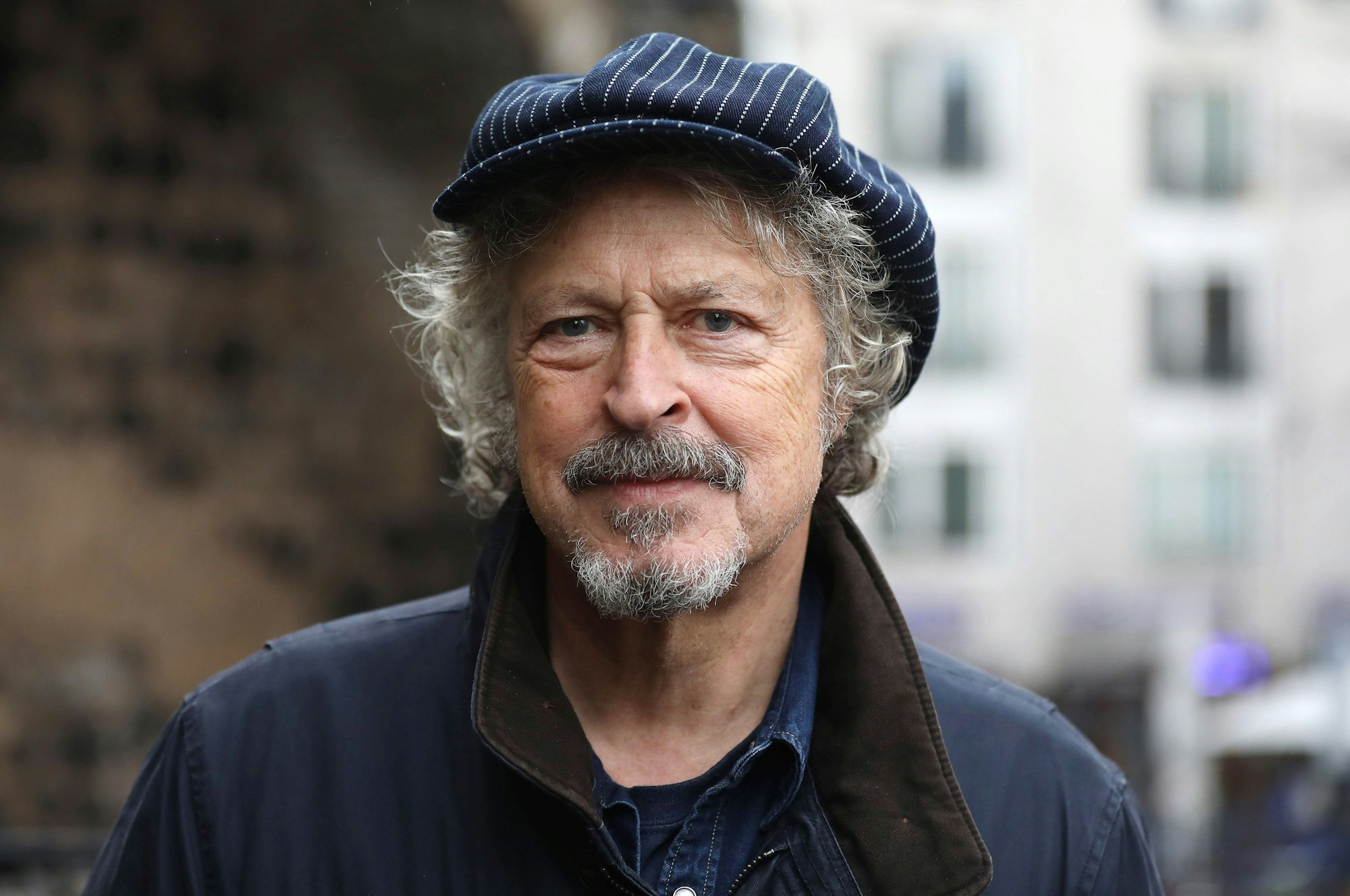 Wolfgang Niedecken steht in der Severinsstraße.