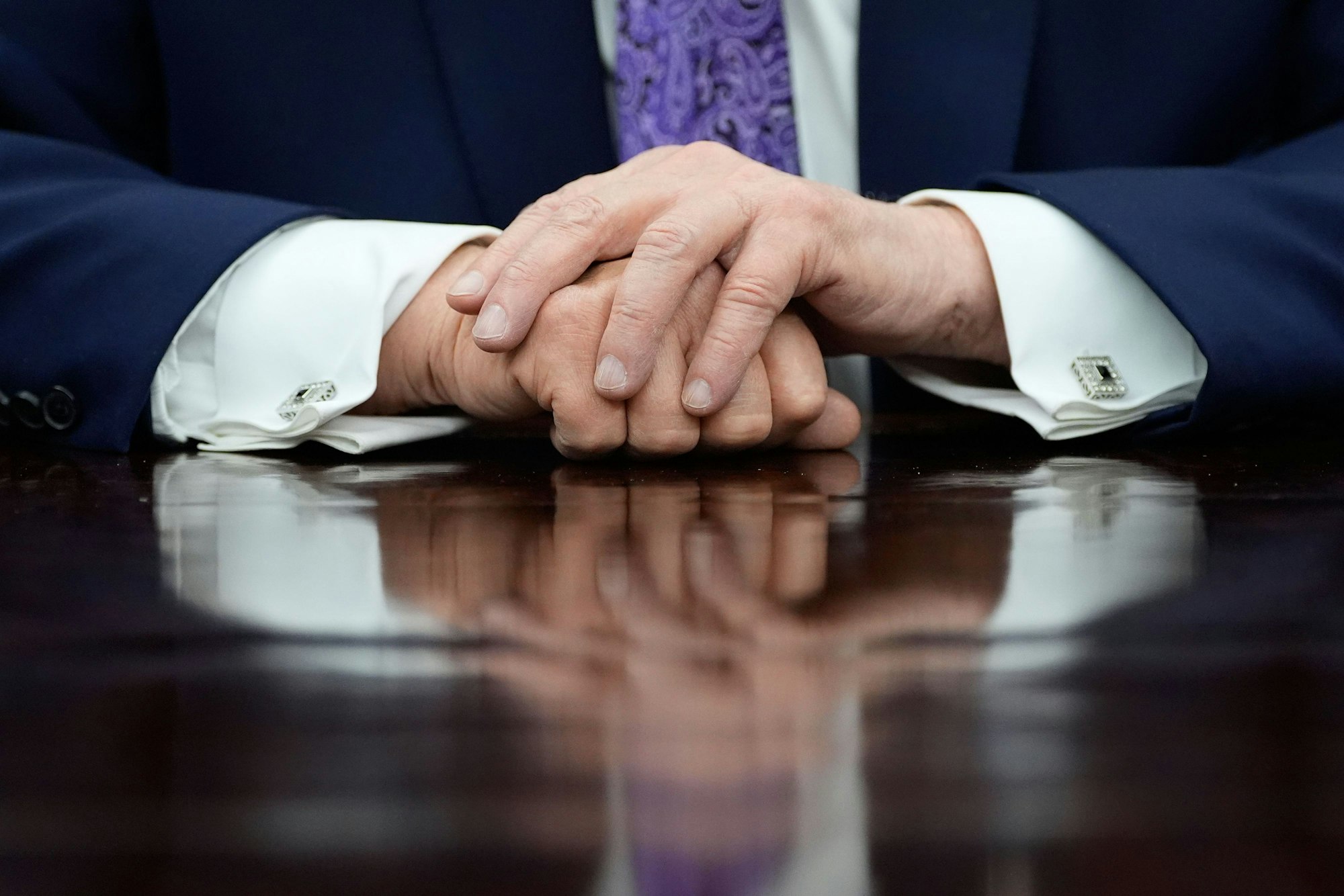 US-Präsident Donald Trump hält seine Hände, während er während einer Unterzeichnungszeremonie im Oval Office des Weißen Hauses spricht.