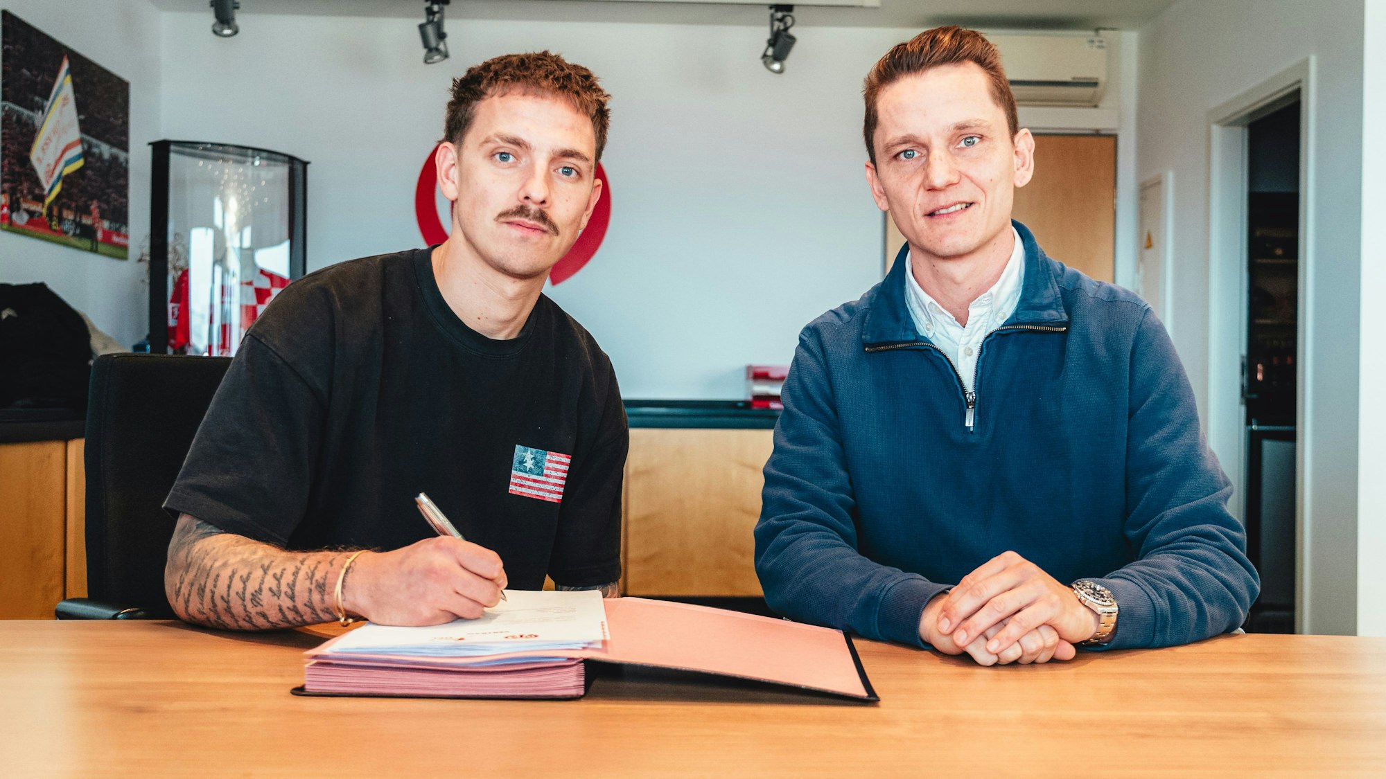 Phillip Tietz posiert neben Niko Bungert.