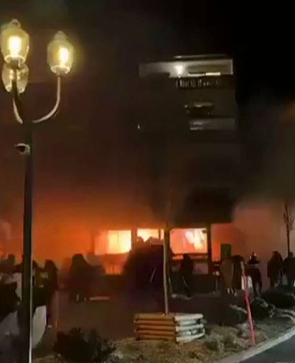 Ein Ausschnitt aus einem Video, das auf X gepostet wurde, zeigt das Inferno in einer Bar in Crans-Montana. Das Video wurde von einem Touristen aus New York aufgenommen.