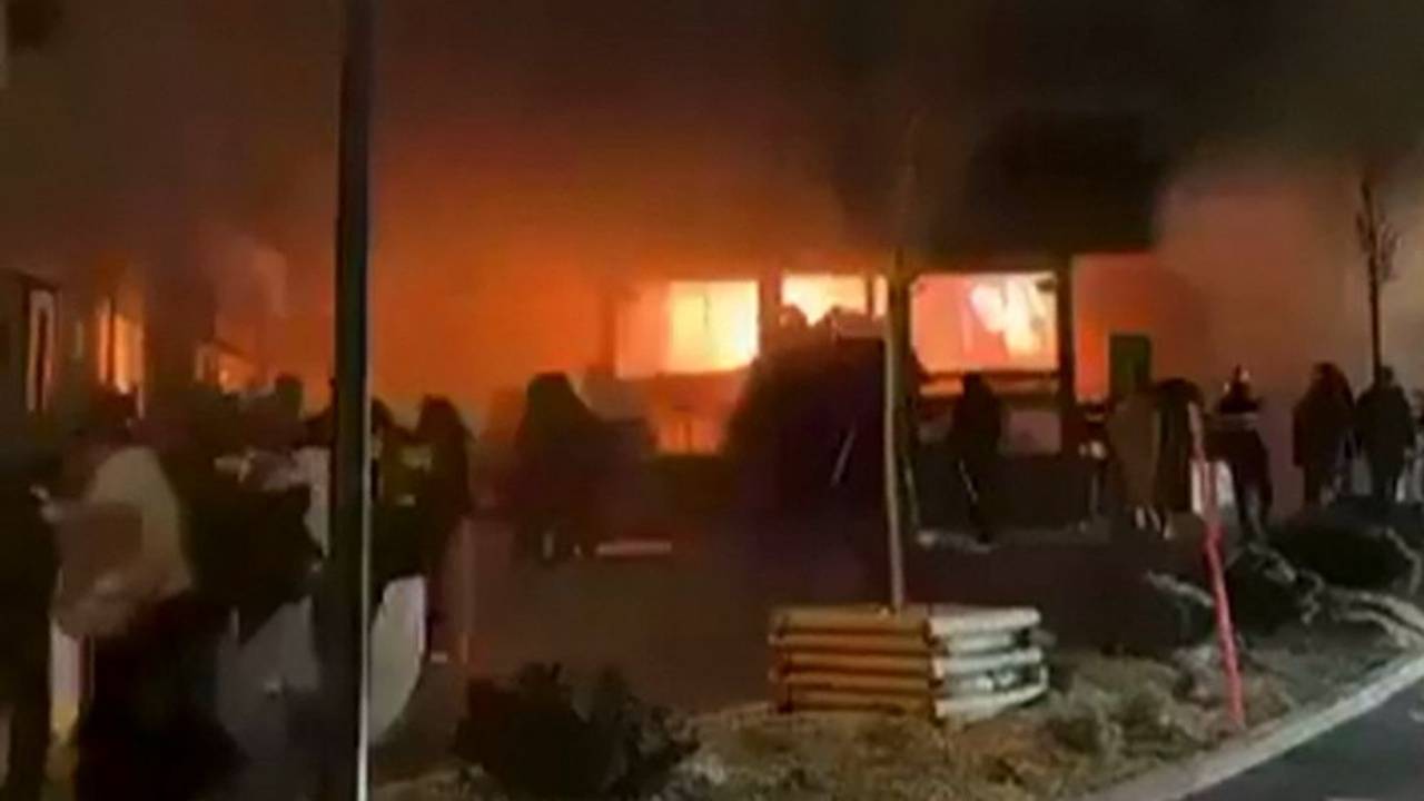 Ein Ausschnitt aus einem Video, das auf X gepostet wurde, zeigt das Inferno in einer Bar in Crans-Montana. Das Video wurde von einem Touristen aus New York aufgenommen.