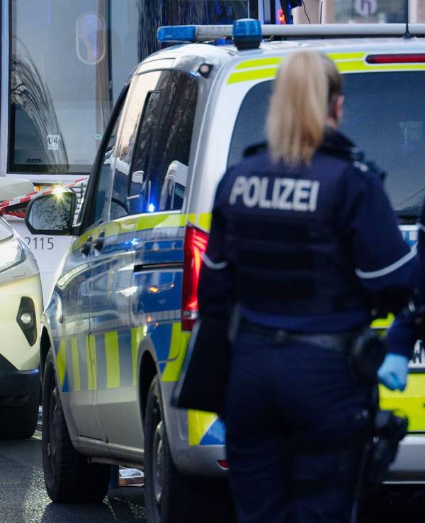 Ein Taxi mit Schusslöchern in der Frontscheibe steht auf der Straße.