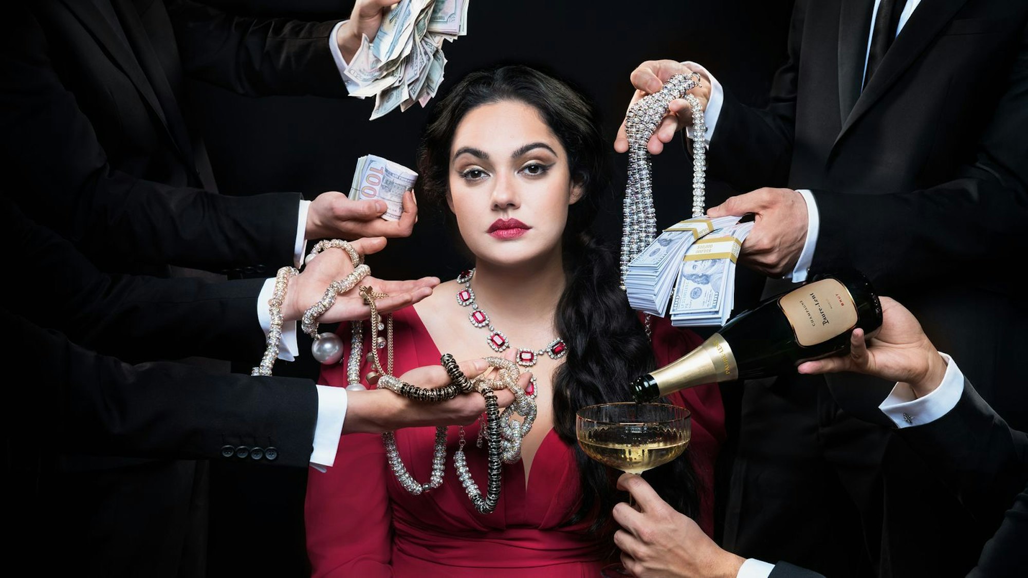 Ruja Ignatova (Nilam Farooq), oft als Krypto-Queen bezeichnet, verschwand 2017 spurlos und steht heute auf der Fahndungsliste des FBI. Sie gilt als eine der meistgesuchten Frauen des Planeten. Weltweit investierten Millionen Menschen in OneCoin. Der Gesamtschaden wird auf mehrere Milliarden Euro beziehungsweise Dollar geschätzt. (Bild: ZDF und Mathias Bothor/Serviceplan)