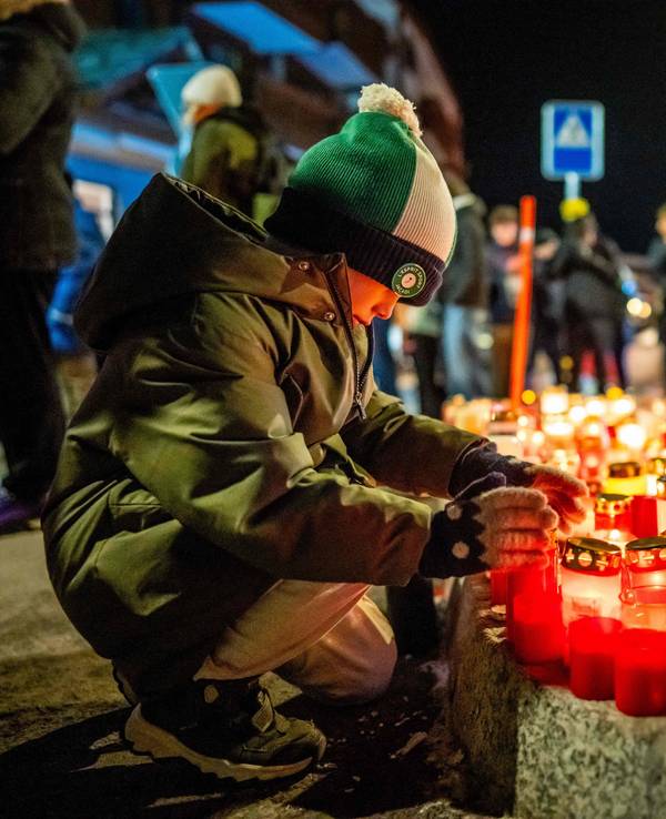 Große Trauer in Crans-Montana nach dem schrecklichen Inferno. Zahlreiche Kerzen wurden angezündet, um der Toten zu gedenken.