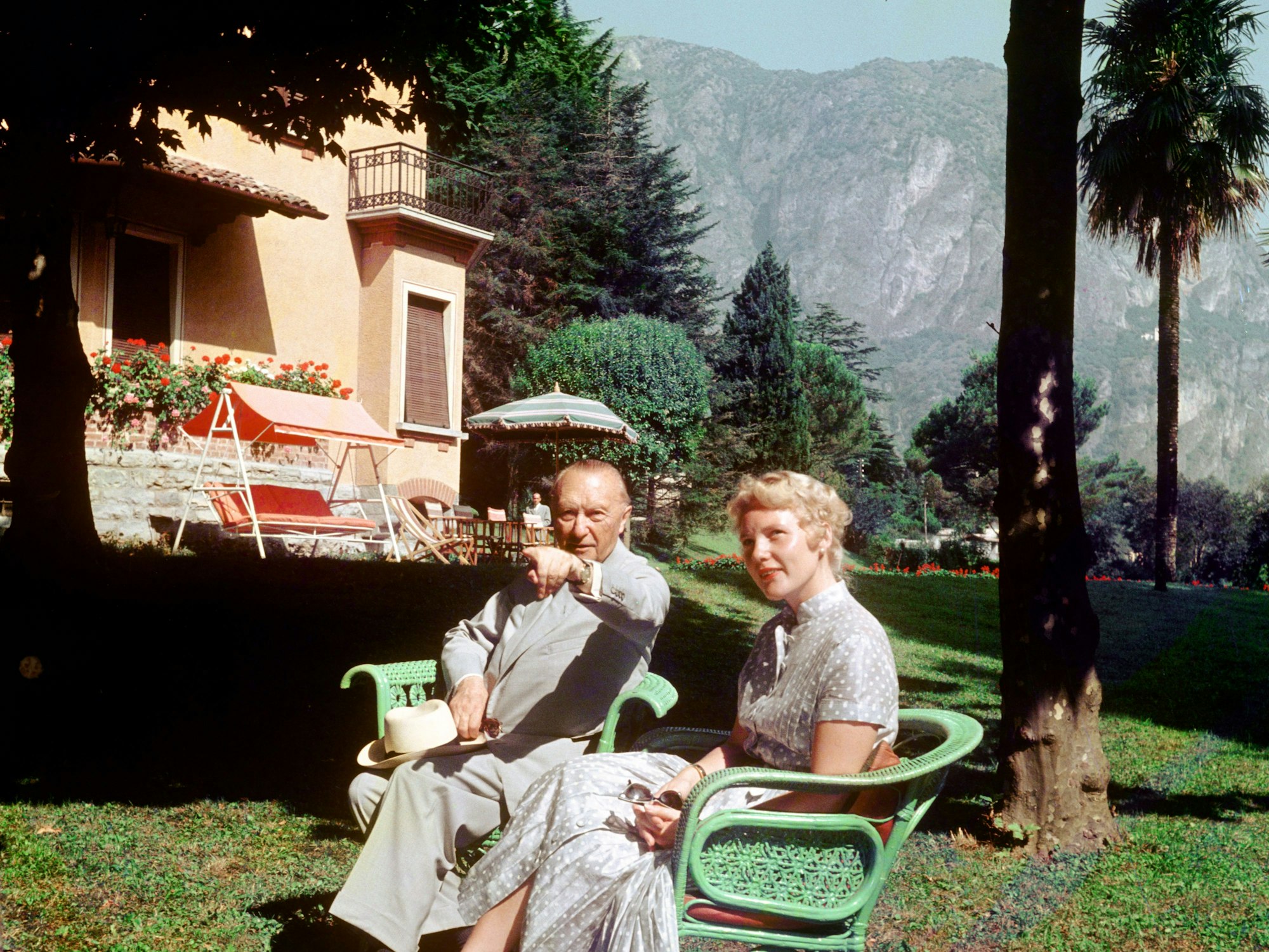 Bundeskanzler Konrad Adenauer im Garten seines Urlaubsdomizils in Cadenabbia am Comer See/Italien mit seiner Tochter Libeth Wehrhahn 1957.
