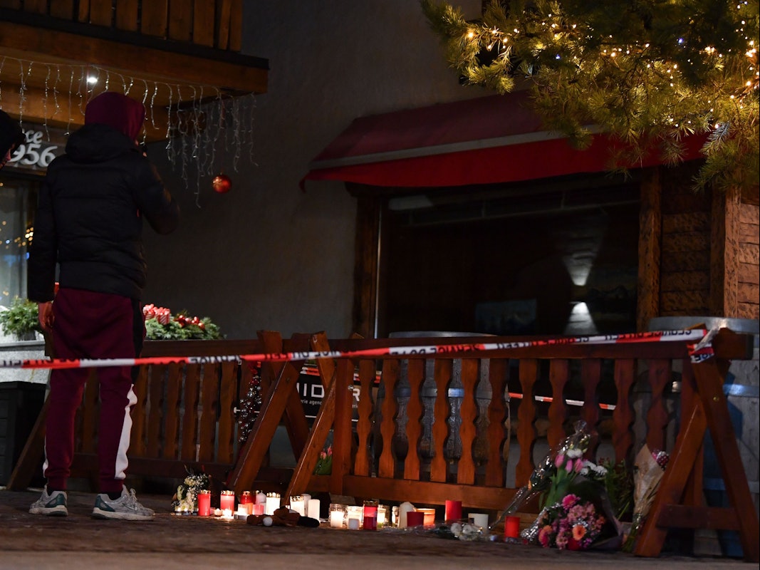 Blick auf die abgesperrte Bar Le Constellation in Crans-Montana.