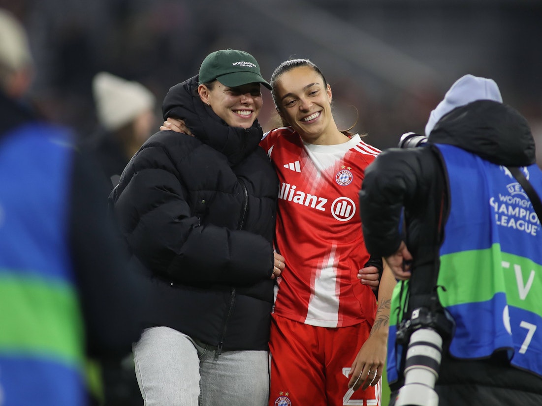 Lena Oberdorf posiert an der Seite von Natalia Padilla Bidas.