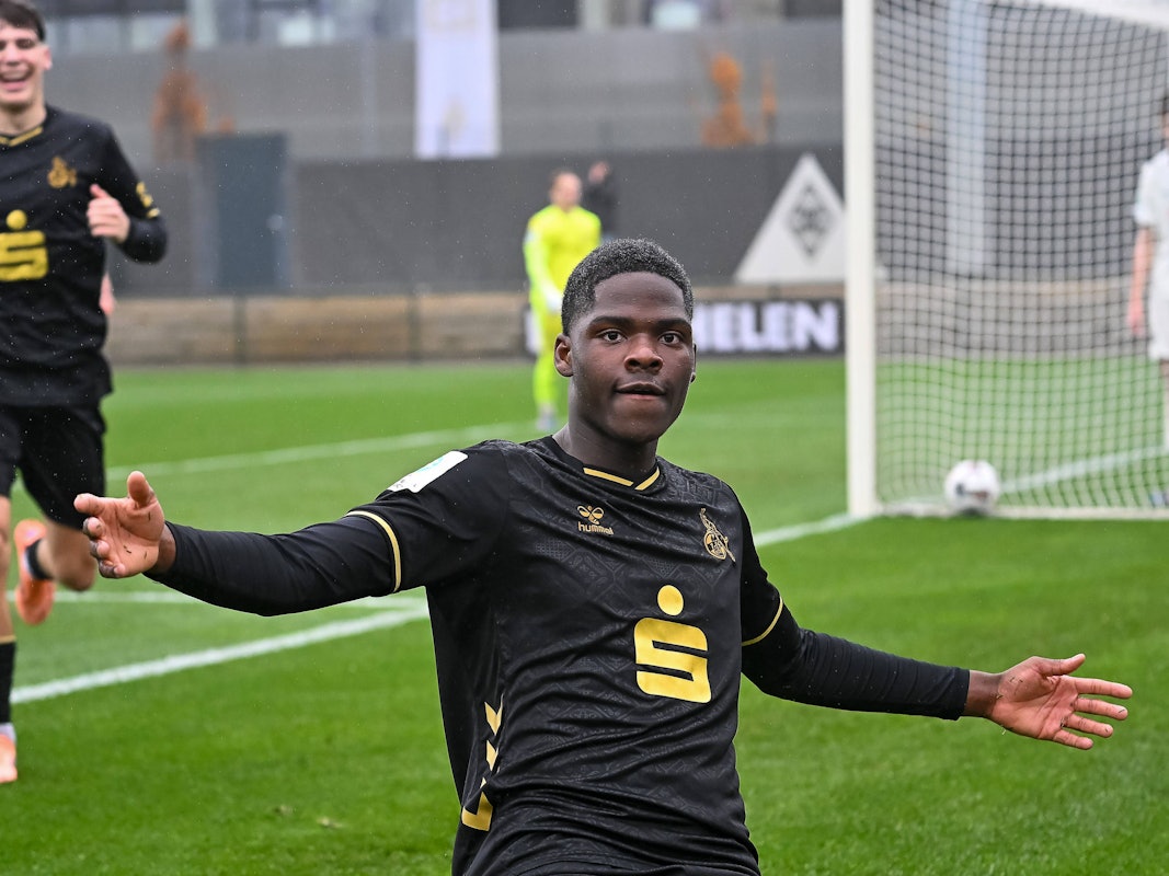 Elfried Assiobo Tipoh bejubelt einen Treffer gegen Borussia Mönchengladbach.