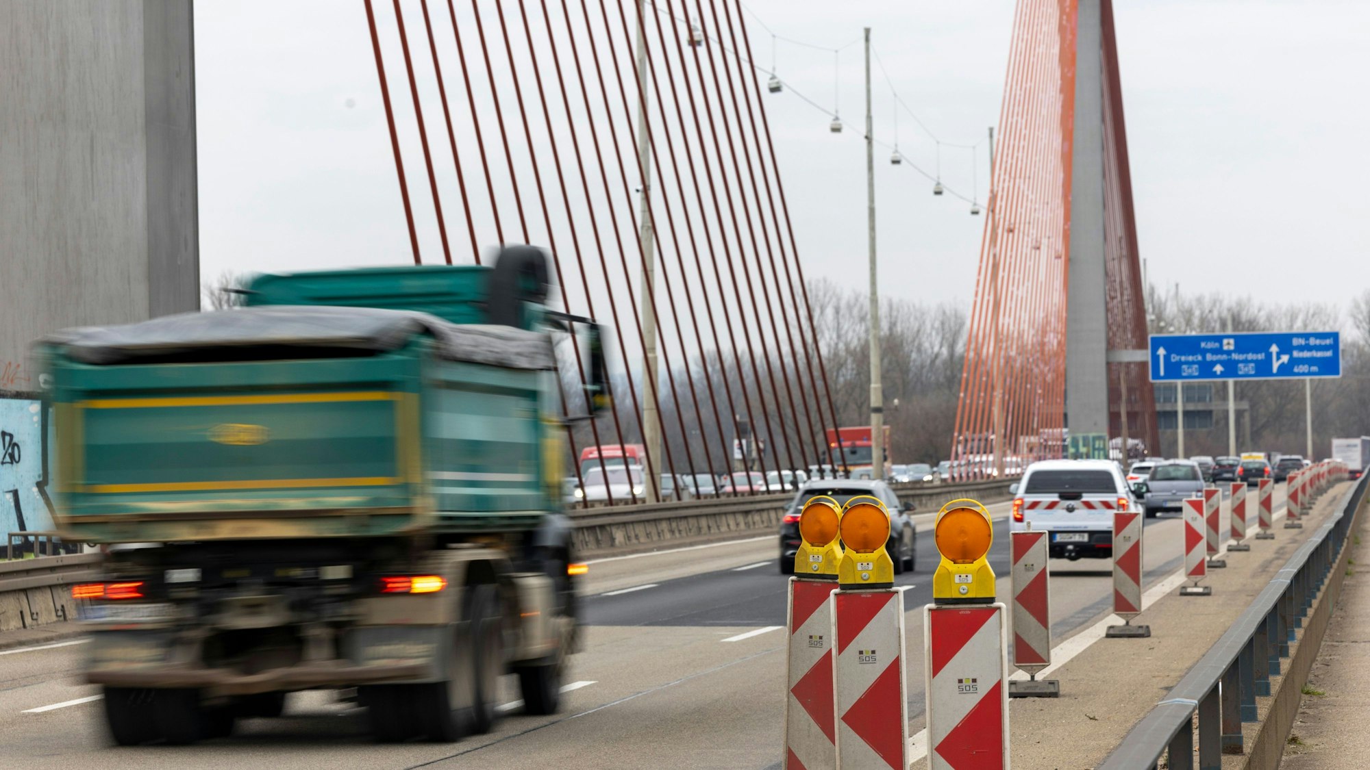 Die Bonner Nordbrücke (A565) führt über den Rhein.