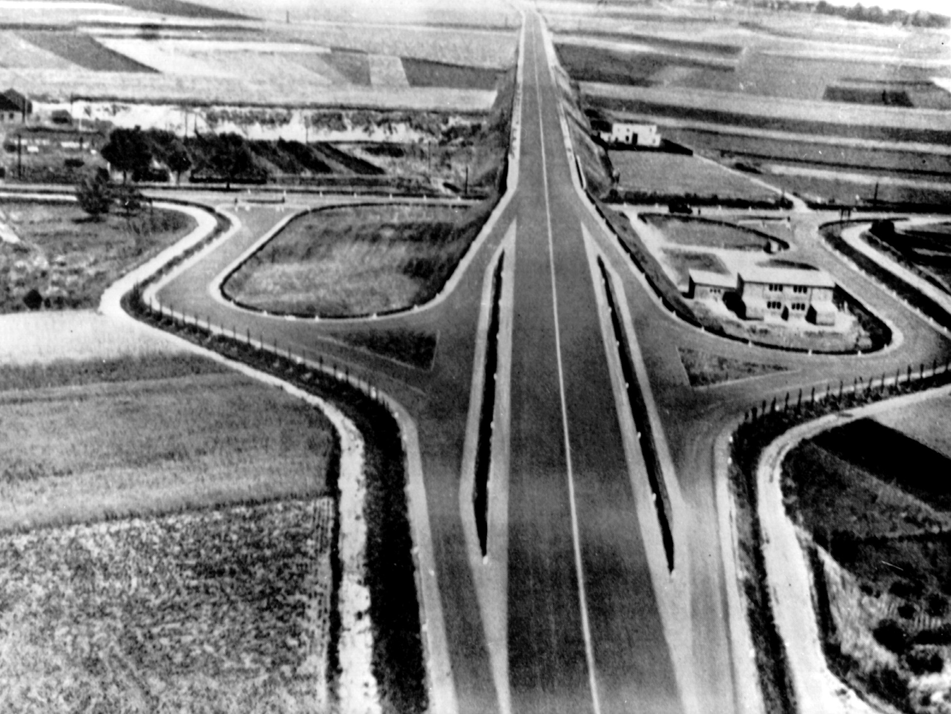 Blick auf die erste Autobahnanschlussstelle Europas in Wesseling vor der Eröffnung (Archivfoto von 1932).