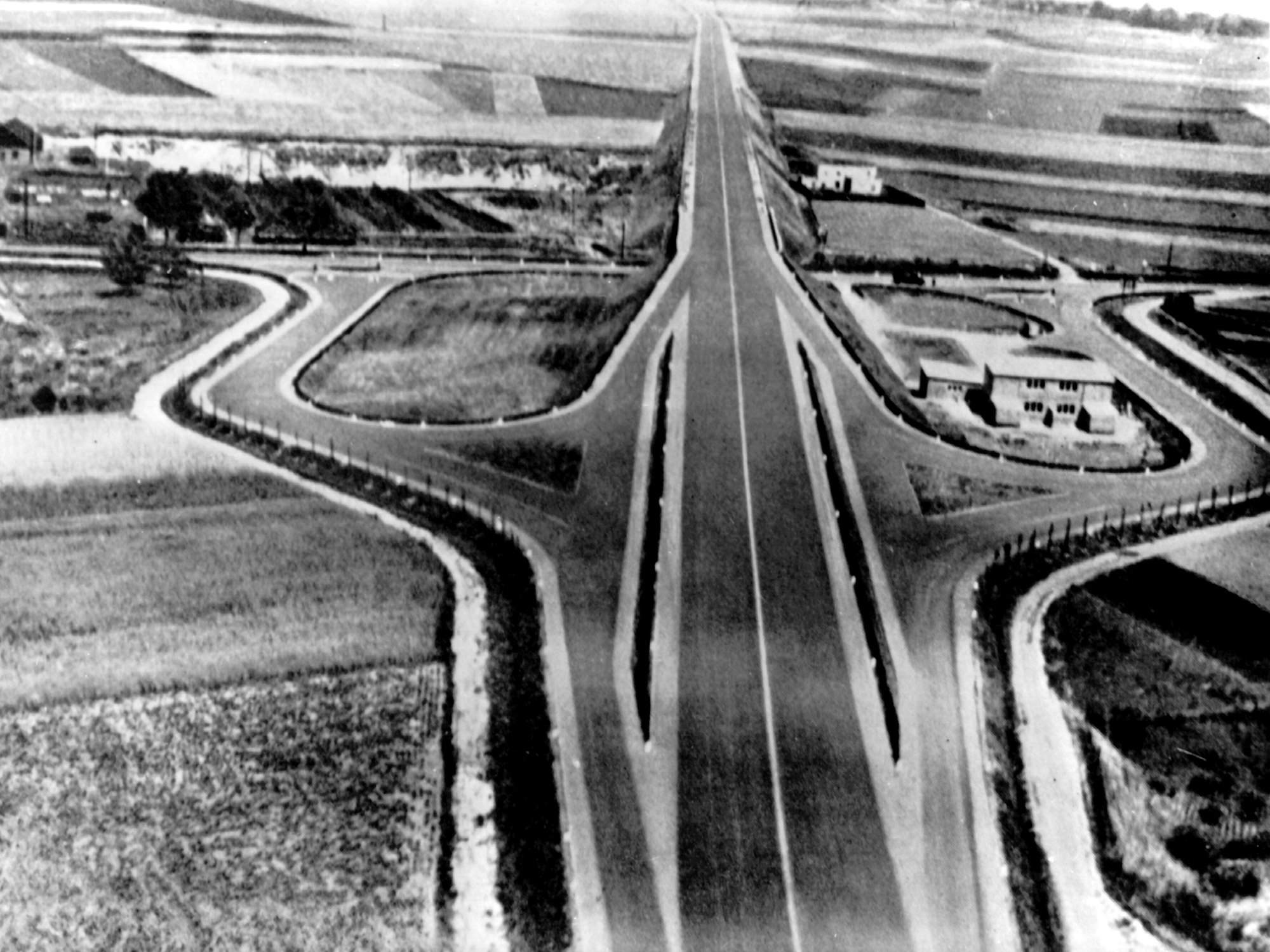 Blick auf die erste Autobahnanschlussstelle Europas in Wesseling vor der Eröffnung (Archivfoto von 1932).