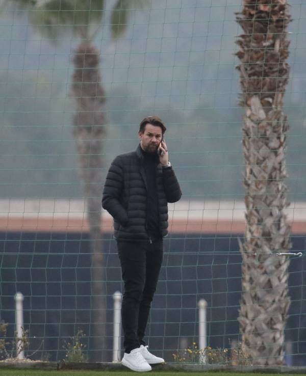 Thomas Kessler telefoniert auf dem Trainingsplatz im Trainingslager des 1. FC Köln in La Nucia.