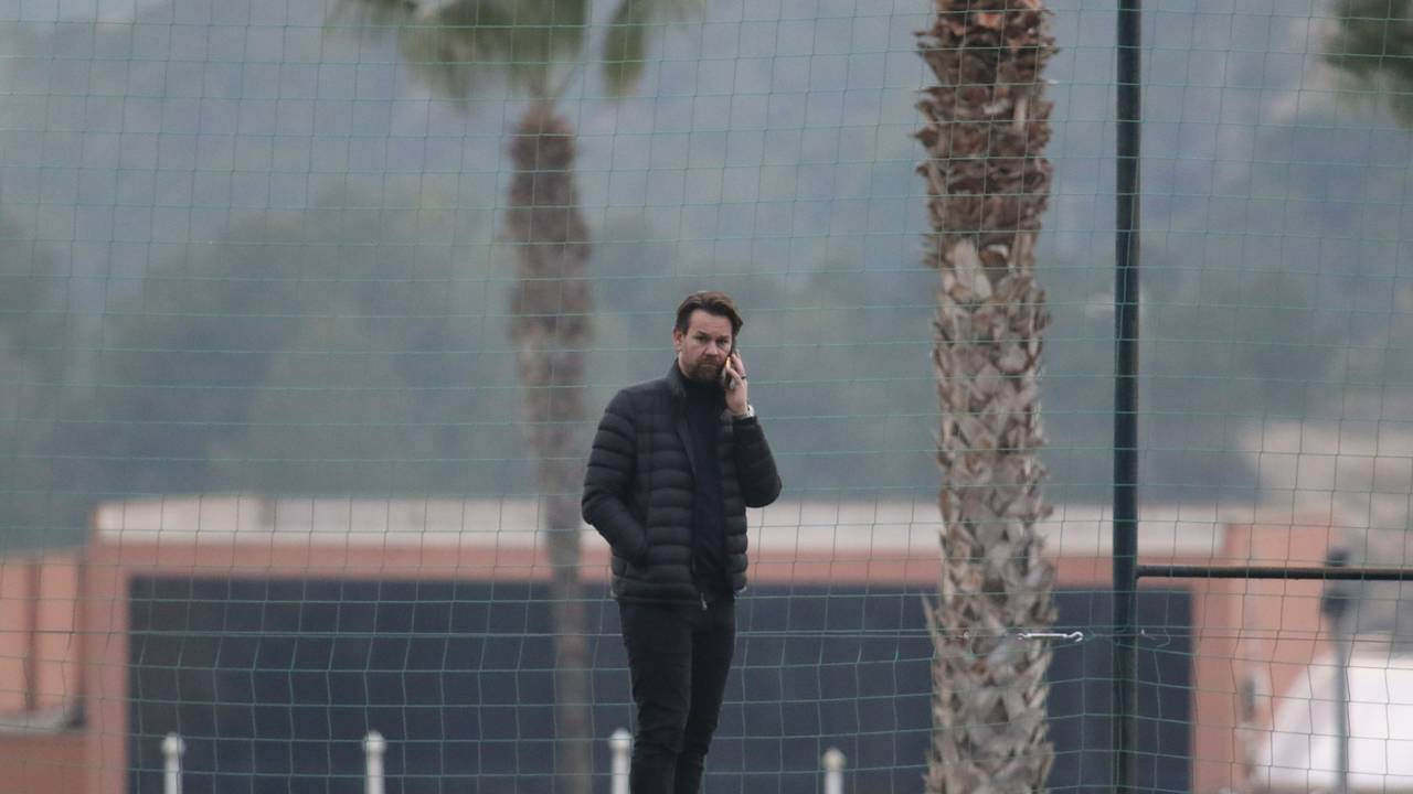 Thomas Kessler telefoniert auf dem Trainingsplatz im Trainingslager des 1. FC Köln in La Nucia.