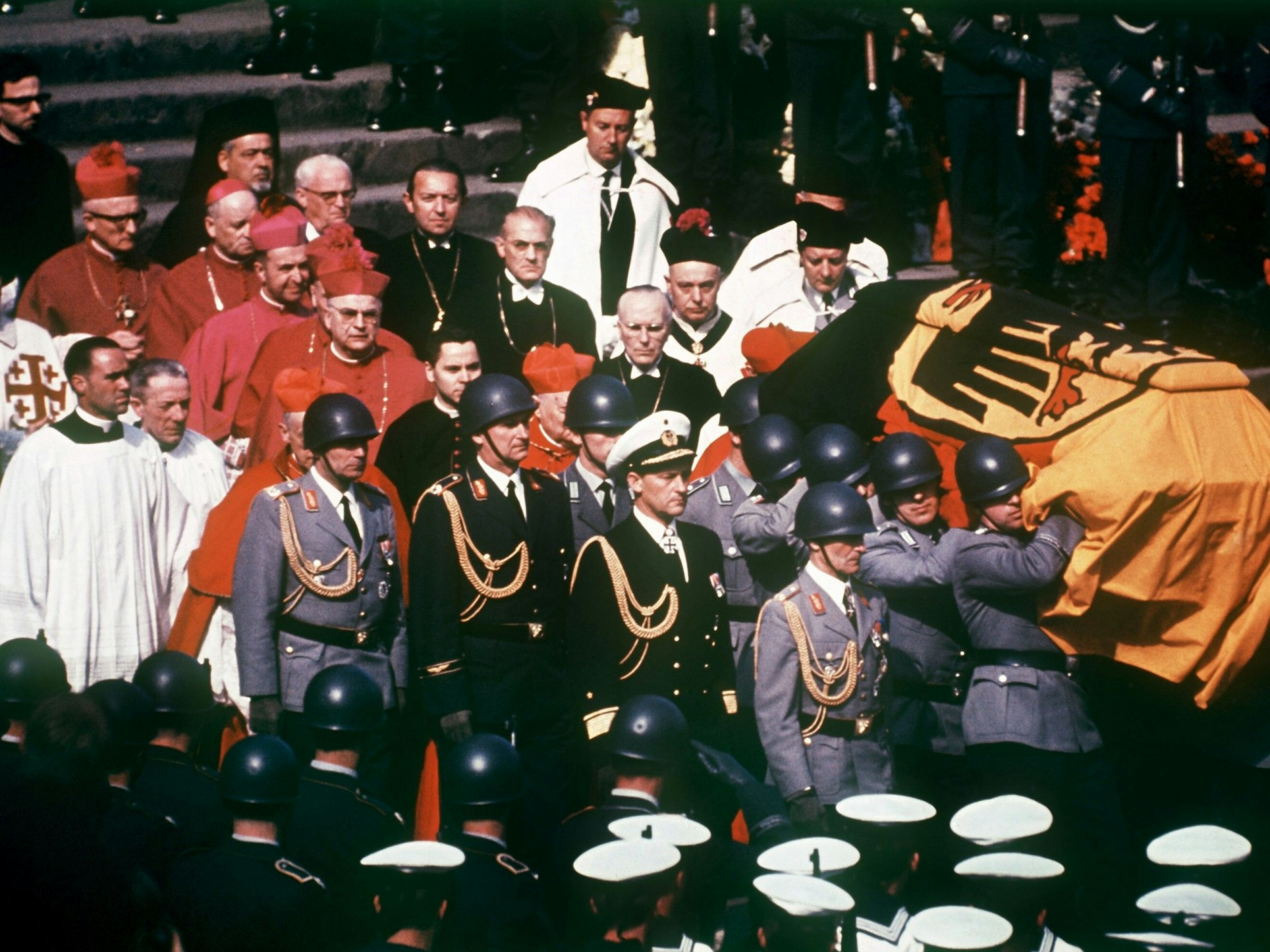 Nach dem Pontifikalamt für den am 19.04.1967 verstorbenen Alt-Bundeskanzler Konrad Adenauer am 25.04.1967 im Kölner Dom wird der Sarg zu einer bereitgestellten Lafette getragen.