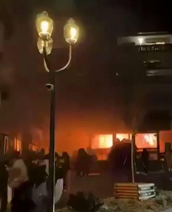 Ein Feuer wütet in einer Bar des Luxus-Skiortes Crans-Montana in der Silvesternacht.