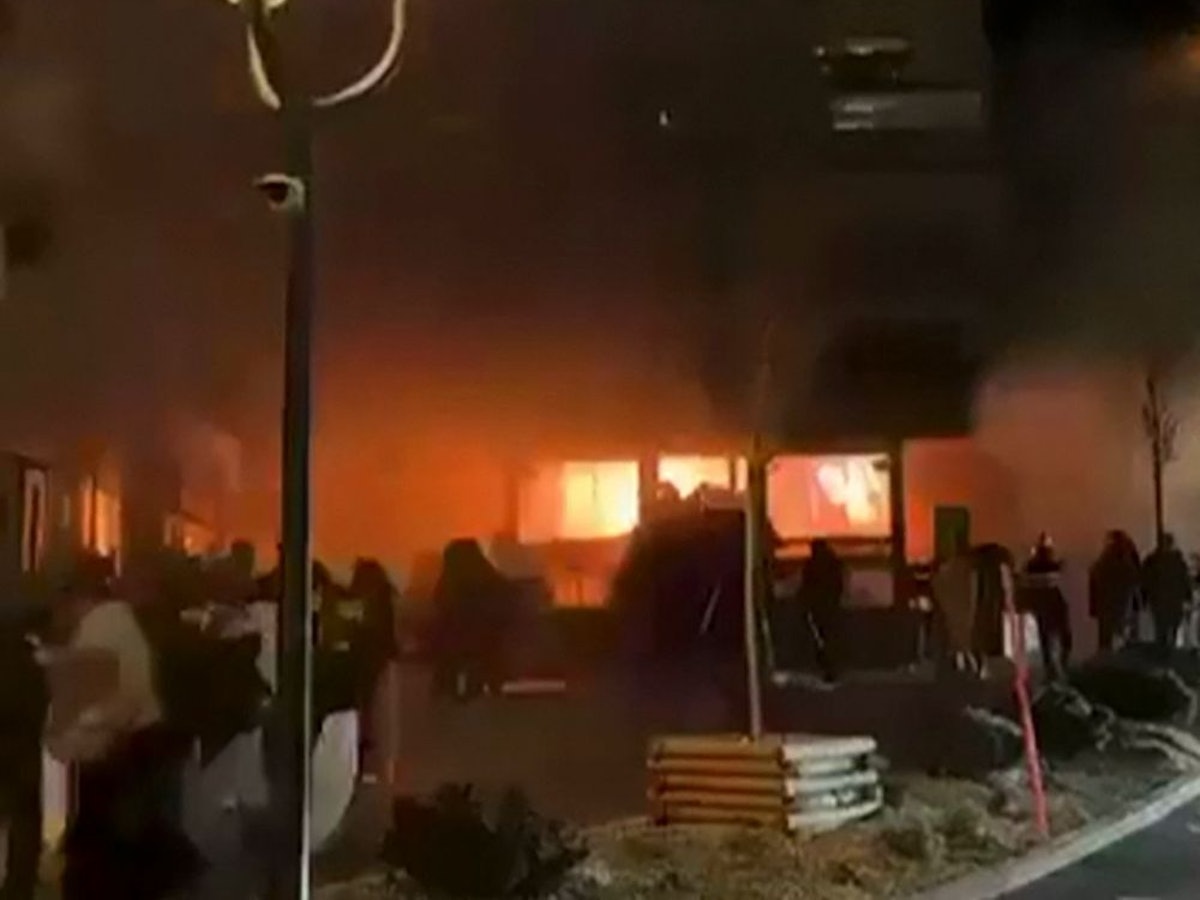 Ein Feuer wütet in einer Bar des Luxus-Skiortes Crans-Montana in der Silvesternacht.