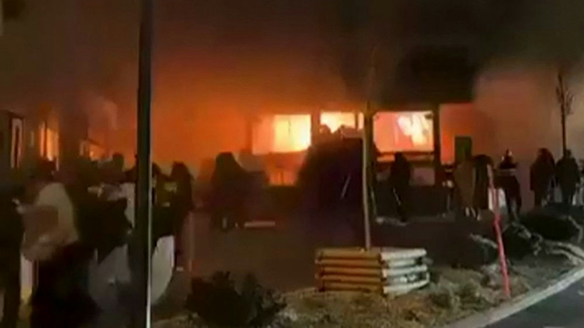 Ein Feuer wütet in einer Bar des Luxus-Skiortes Crans-Montana in der Silvesternacht.