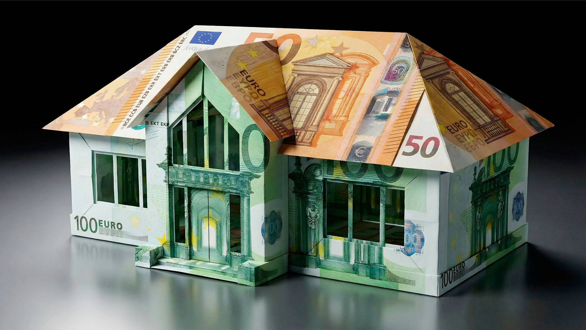Ein Haus aus Euroscheinen gefaltet