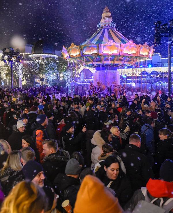 Menschen warten im „Phantasialand“ auf die „Magic Symphonie“ am Abend.