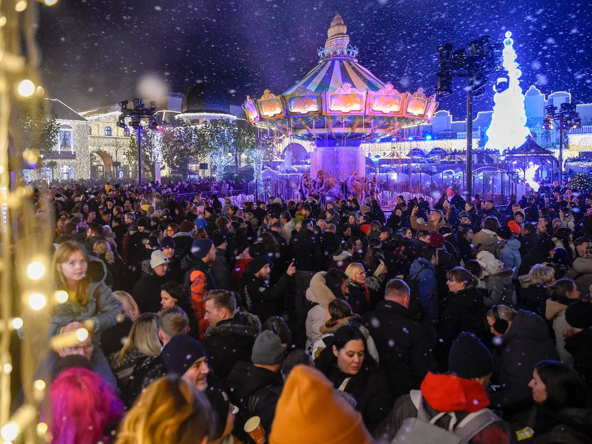 Menschen warten im „Phantasialand“ auf die „Magic Symphonie“ am Abend.