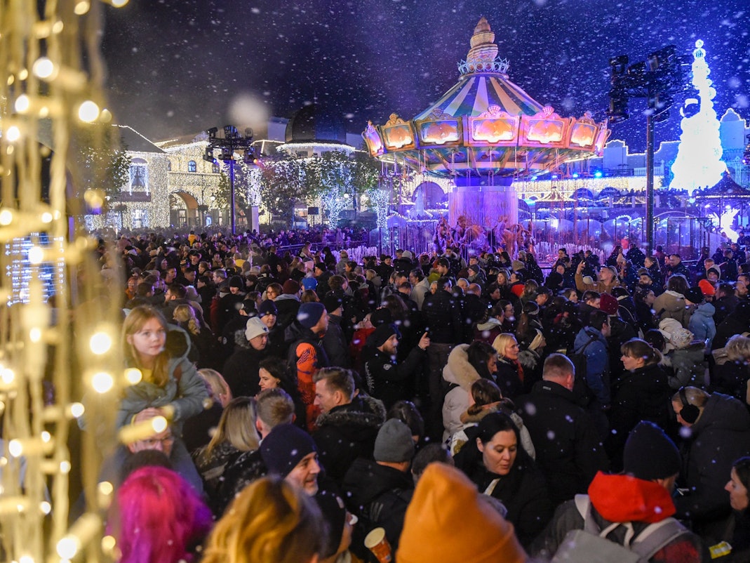Menschen warten im „Phantasialand“ auf die „Magic Symphonie“ am Abend.