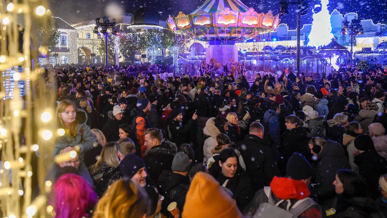 Menschen warten im „Phantasialand“ auf die „Magic Symphonie“ am Abend.