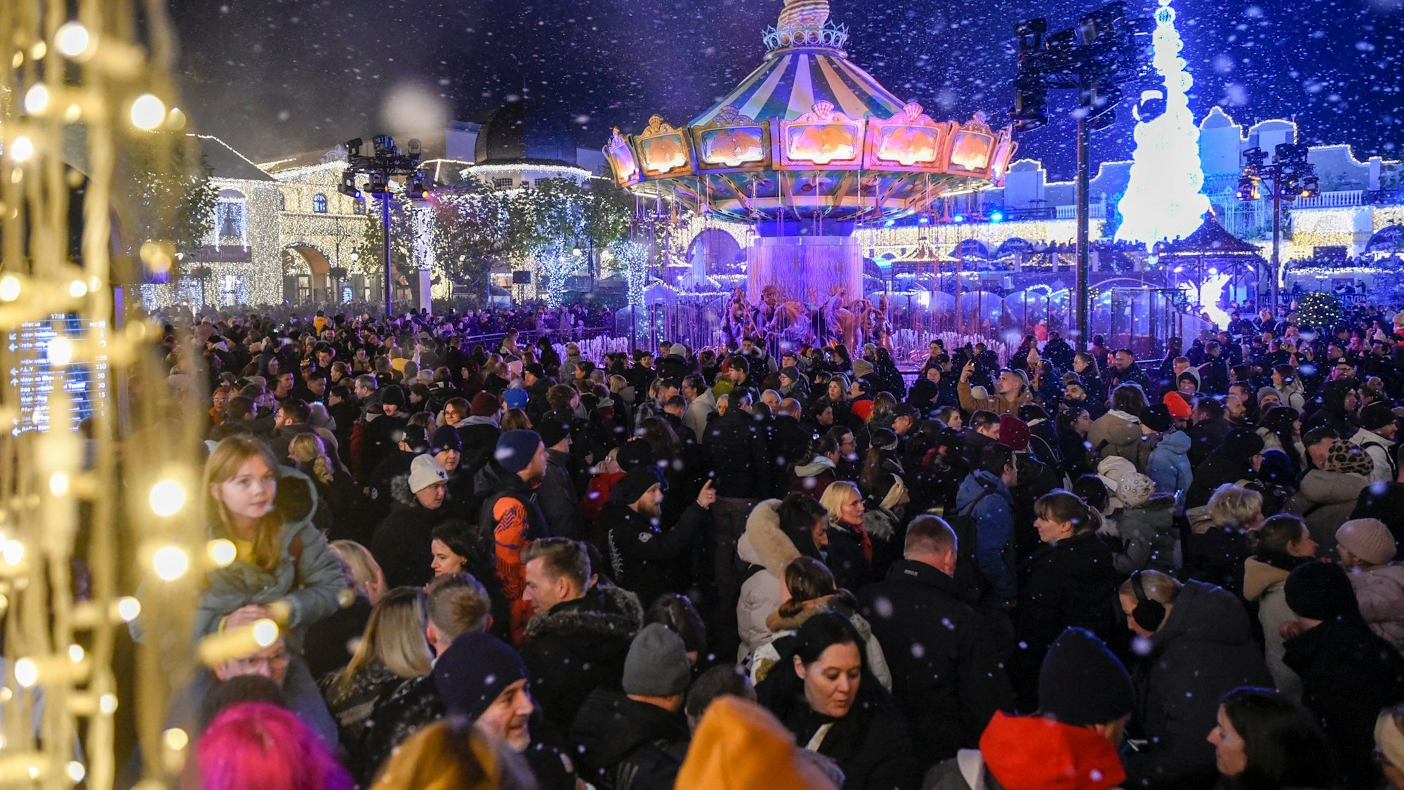 Menschen warten im „Phantasialand“ auf die „Magic Symphonie“ am Abend.
