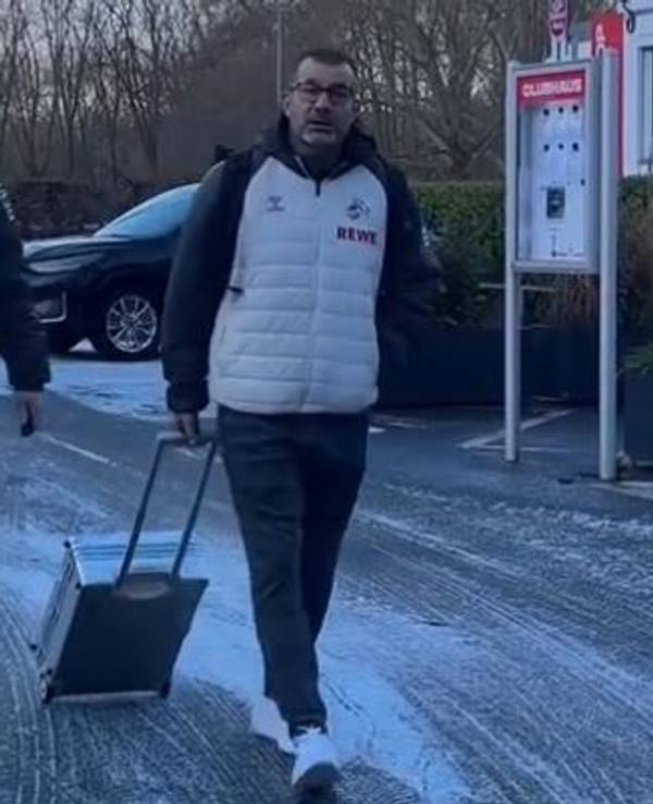 Spieler und Betreuer des 1. FC Köln gehen am Geißbockheim Richtung Mannschaftsbus.