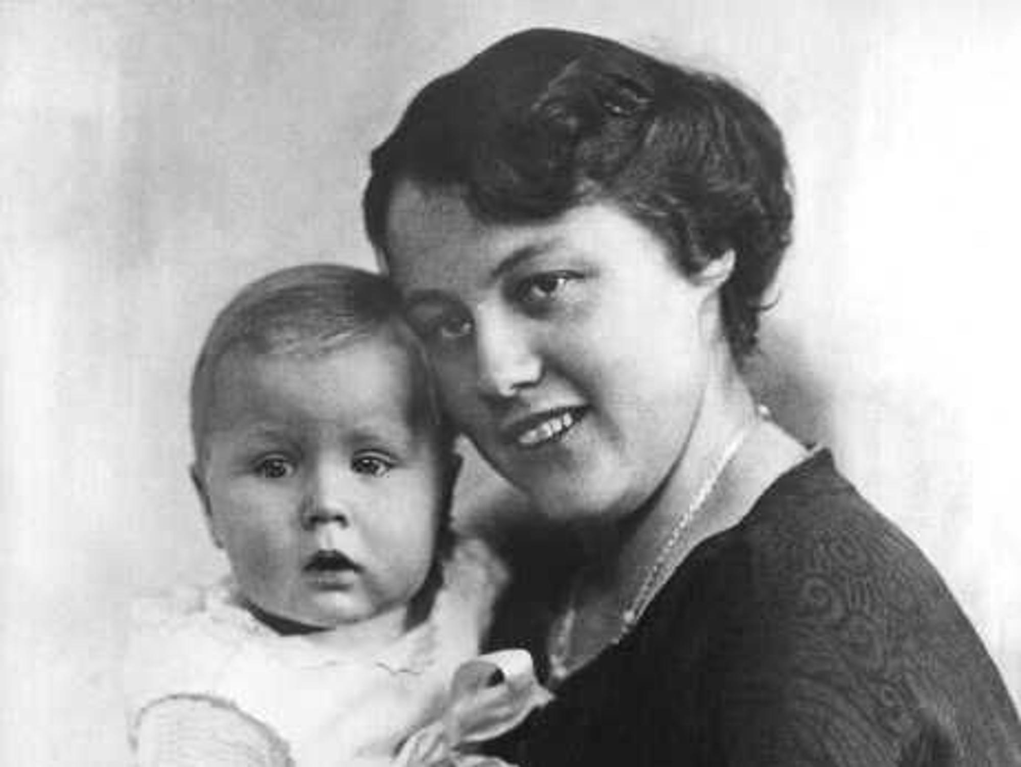 Auguste "Gussie" Adenauer mit dem ältesten Sohn Paul