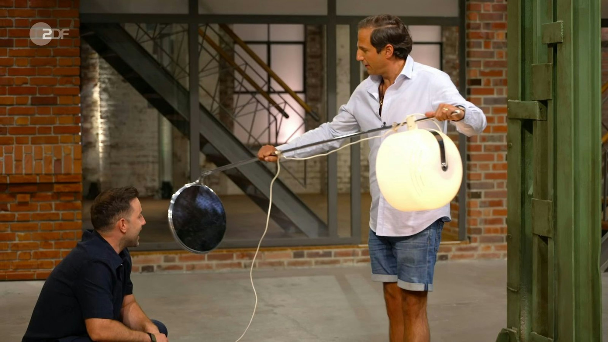 Julian Schmitz-Avila fühlte sich eher an einen Zahnarztbesuch erinnert. Trotzdem kaufte er die Leuchte für 200 Euro.
(Bild: ZDF)