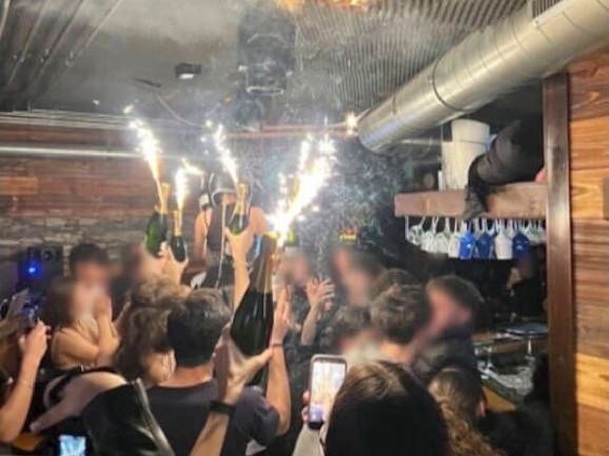 Auf den Flaschen befanden sich Wunderkerzen. Die Funkenfontänen sollen den Brand ausgelöst haben.