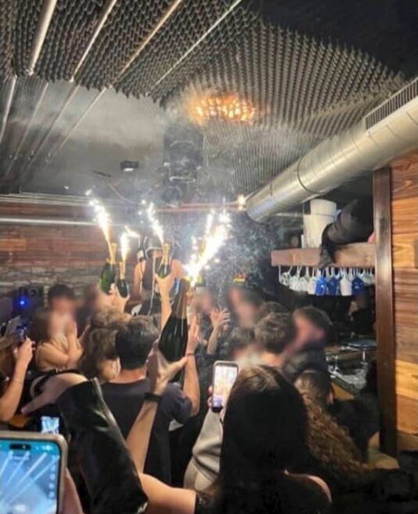 Das nicht datierte Foto, das aktuell im Netz kursiert, soll den Beginn des Infernos in Crans-Montana zeigen. Ein schalldämmender Schaumstoff an der Decke fängt darauf Feuer.