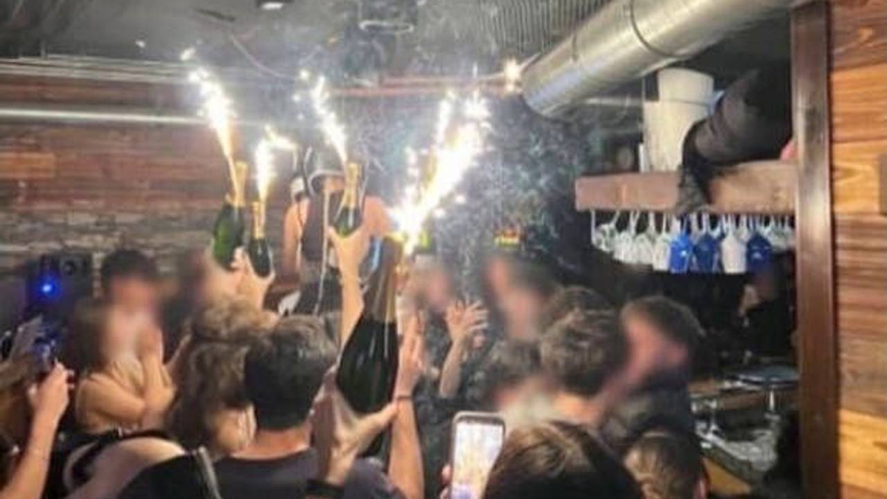 Das nicht datierte Foto, das aktuell im Netz kursiert, soll den Beginn des Infernos in Crans-Montana zeigen. Ein schalldämmender Schaumstoff an der Decke fängt darauf Feuer.