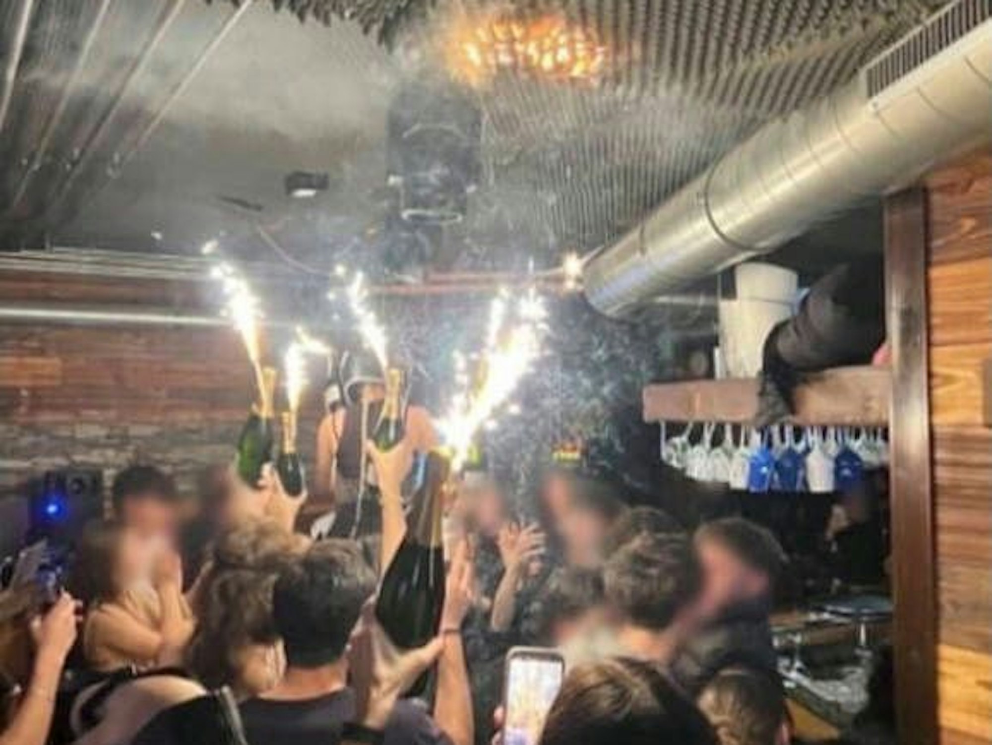 Das nicht datierte Foto, das aktuell im Netz kursiert, soll den Beginn des Infernos in Crans-Montana zeigen. Ein schalldämmender Schaumstoff an der Decke fängt darauf Feuer.