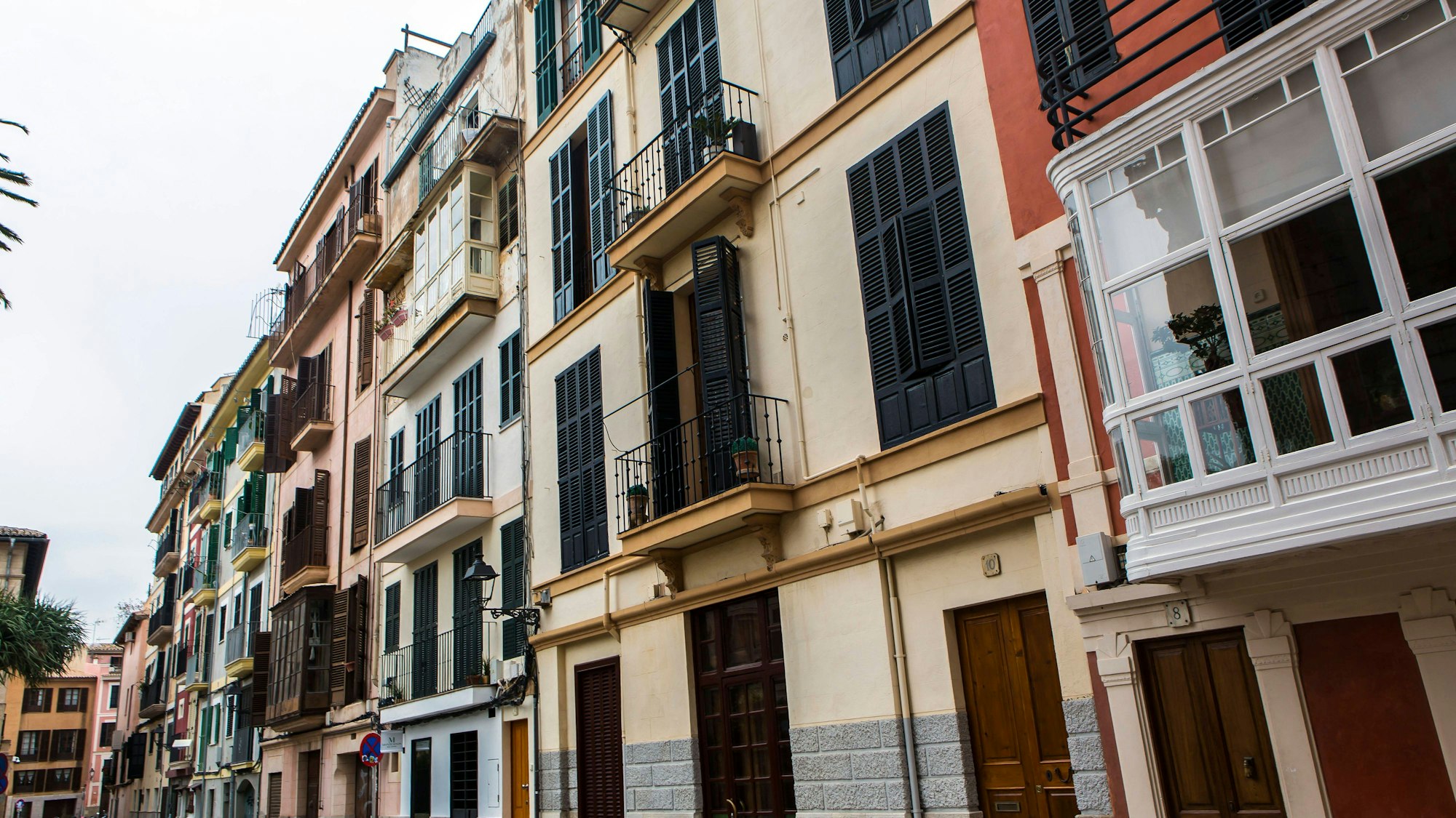 Reihe von Wohnhäusern mit Fenstern und Balkonen