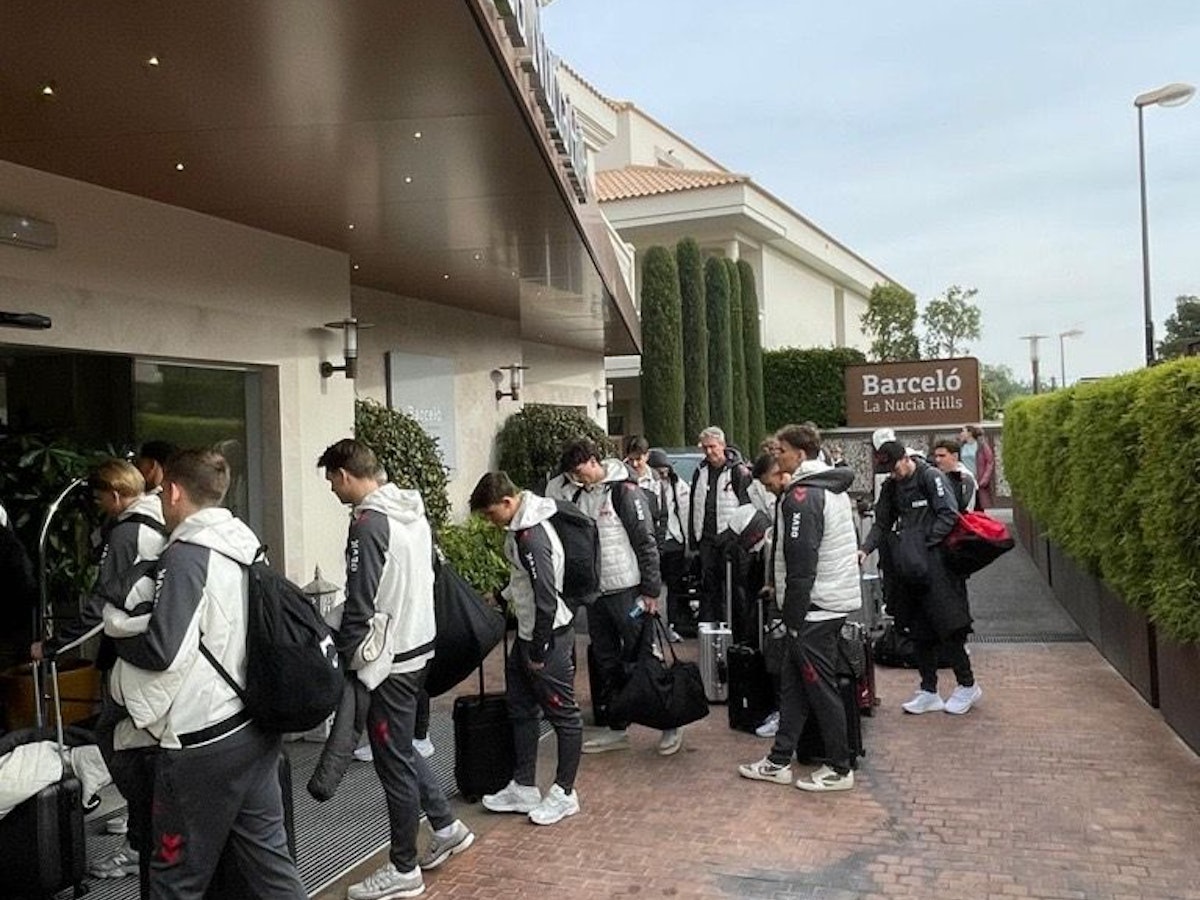 Die Mannschaft des 1. FC Köln kommt im Spanien-Trainingslager an.