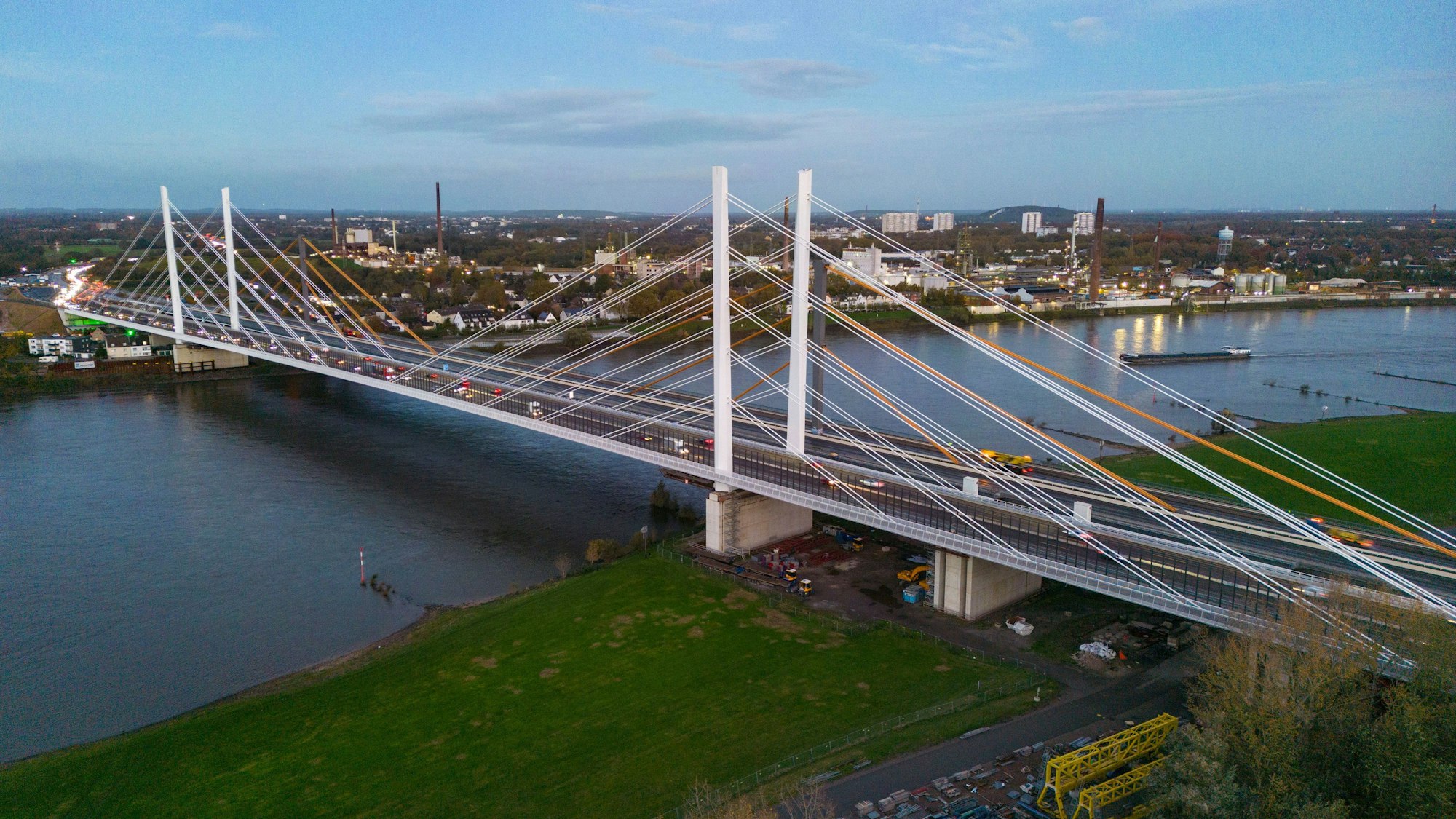 Die Arbeiten am zweiten Teil der Leverkusener Rheinbrücke sind in vollem Gange. Trotzdem wird das Bauwerk frühestens im Frühjahr 2027 für den Verkehr freigegeben.