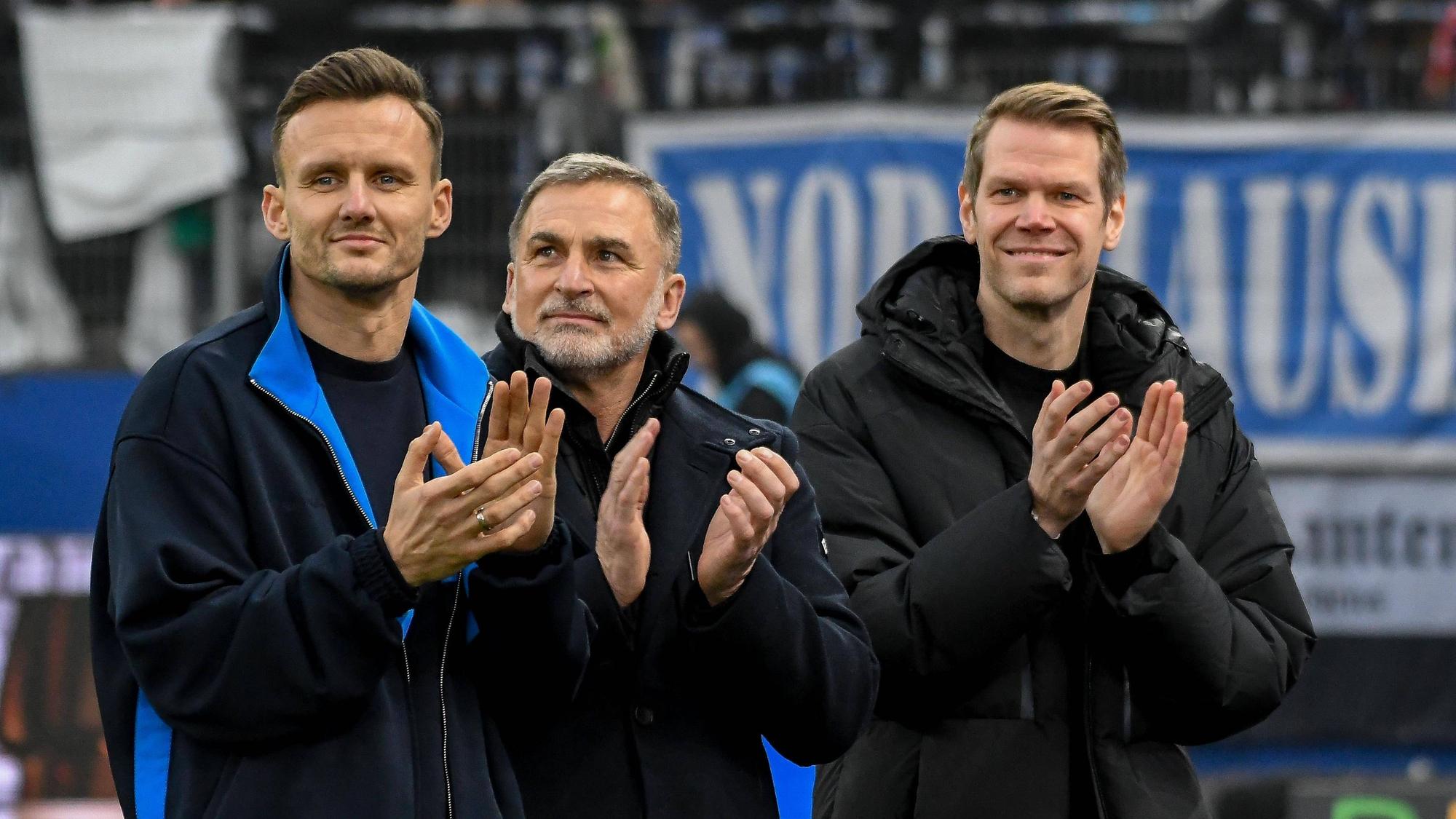 Claus Costa, Stefan Kuntz und Eric Huwer klatschen.