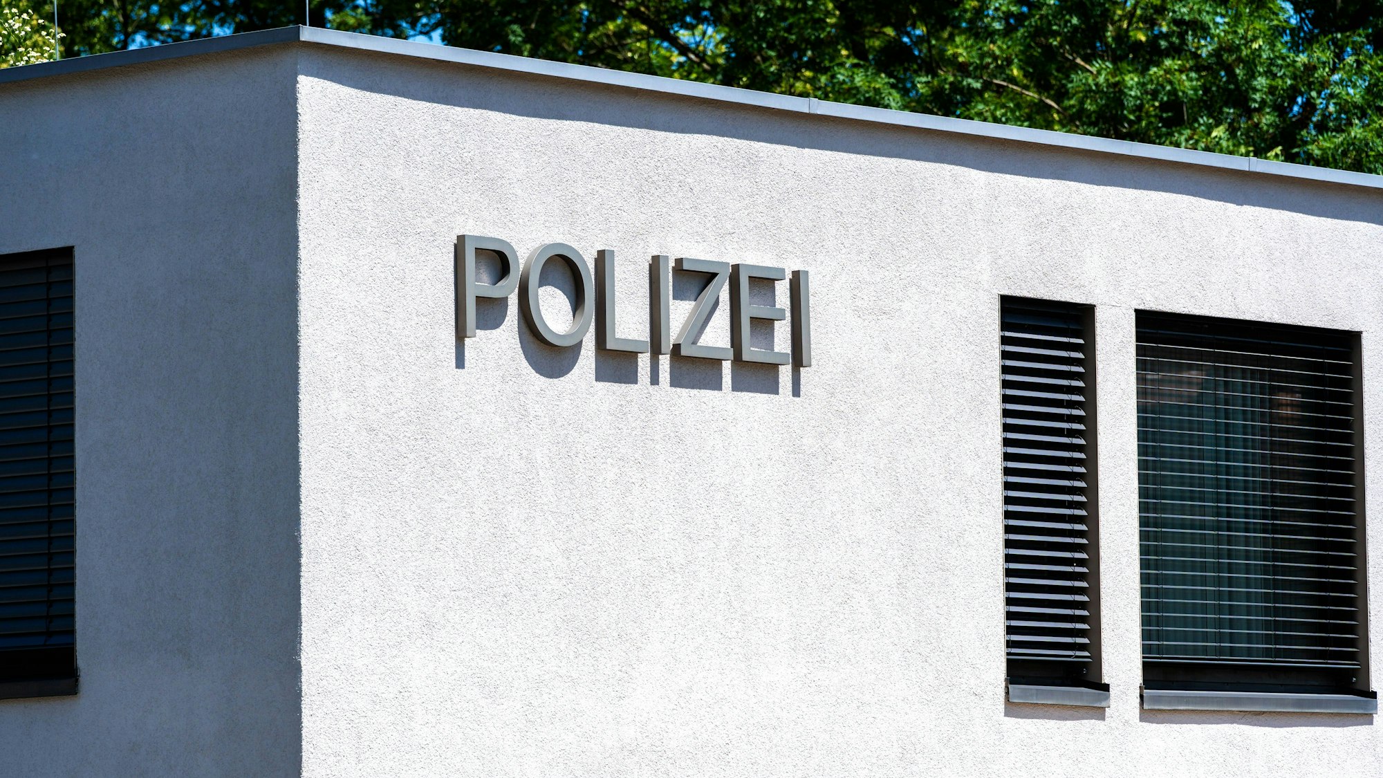 Modernes Polizeigebäude mit Schriftzug Polizei