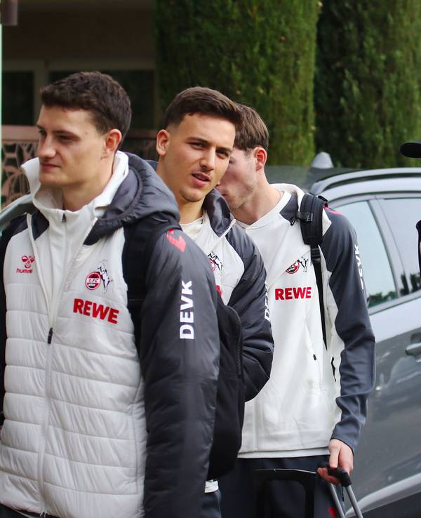 Die Mannschaft des 1. FC Köln kommt im Spanien-Trainingslager an.
