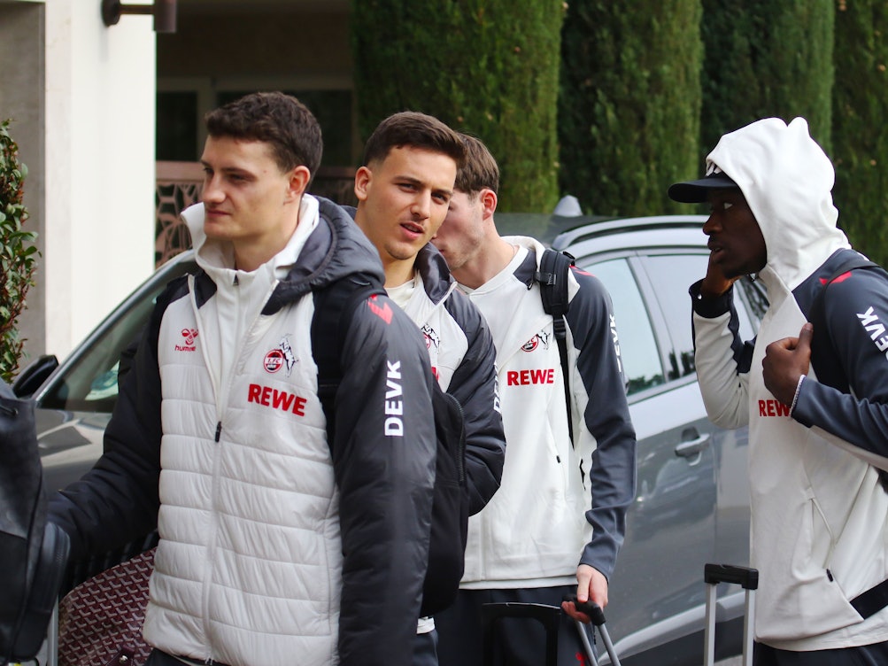 Die Mannschaft des 1. FC Köln kommt im Spanien-Trainingslager an.