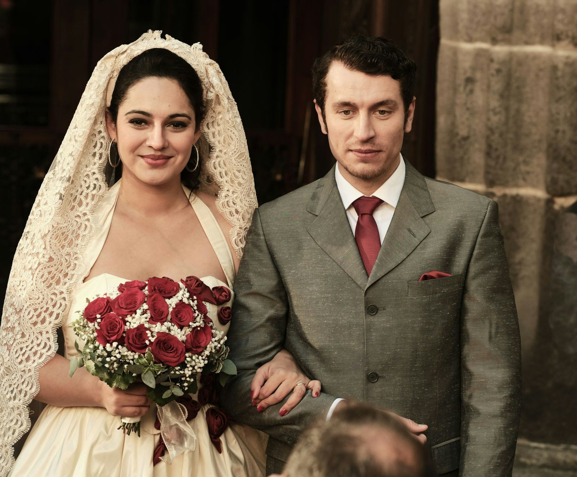 Ruja Ignatova (Nilam Farooq) und Jonas Kurth (László Branko Breiding) heiraten. Im Lauf ihrer Karriere wird sich die Krypto-Queen mit verschiedenen Männern einlassen. (Bild: ZDF und Oliver Oppitz)