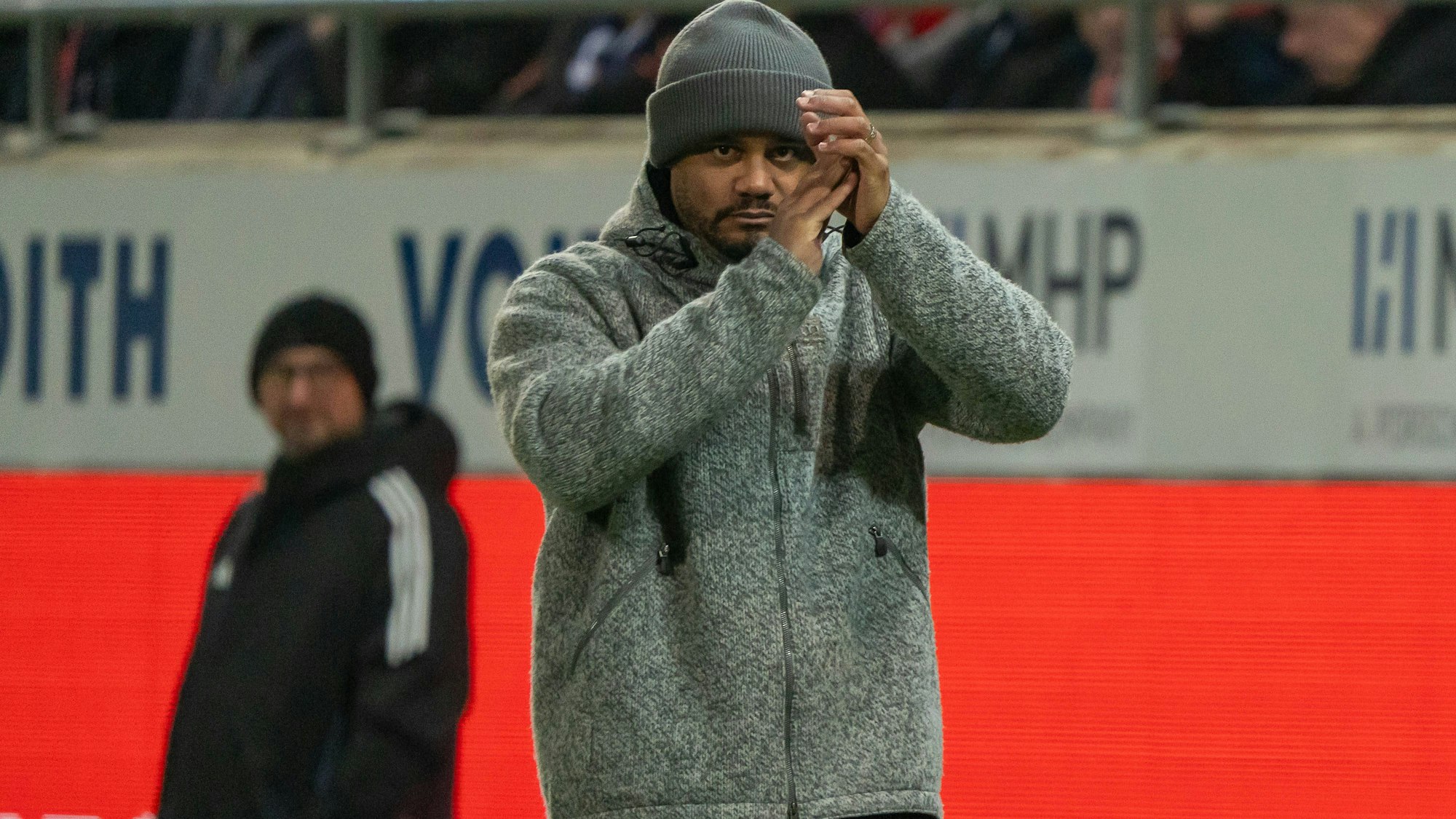 Vincent Kompany klatscht im Stadion