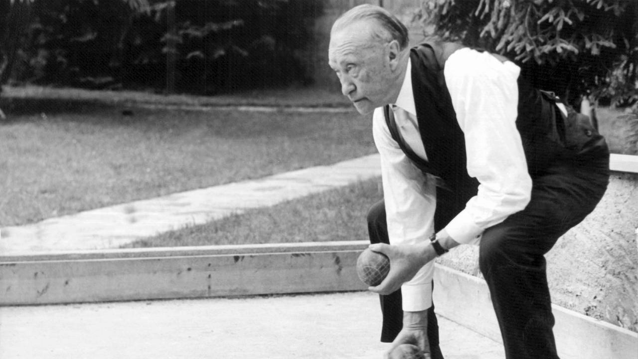 Bundeskanzler Dr. Konrad Adenauer konzentriert beim Boccia-Spiel an seinem Urlaubsort Cadenabbia in Italien, aufgenommen im Mai 1960.