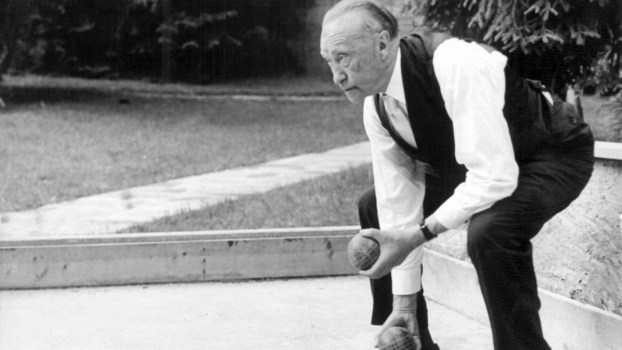 Bundeskanzler Dr. Konrad Adenauer konzentriert beim Boccia-Spiel an seinem Urlaubsort Cadenabbia in Italien, aufgenommen im Mai 1960.