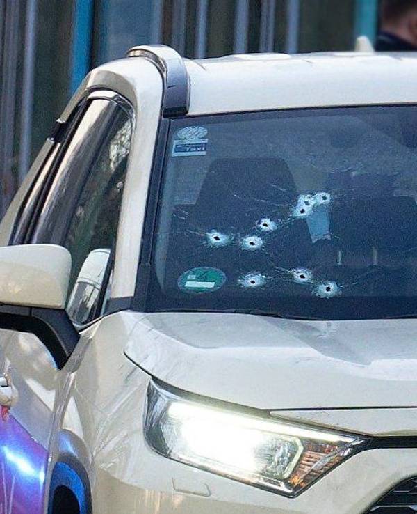 Ein Taxi mit Schusslöchern in der Frontscheibe steht auf der Straße in Düsseldorf.